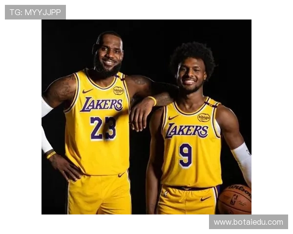 父子联手助攻创历史 詹姆斯兴奋转发瞬间